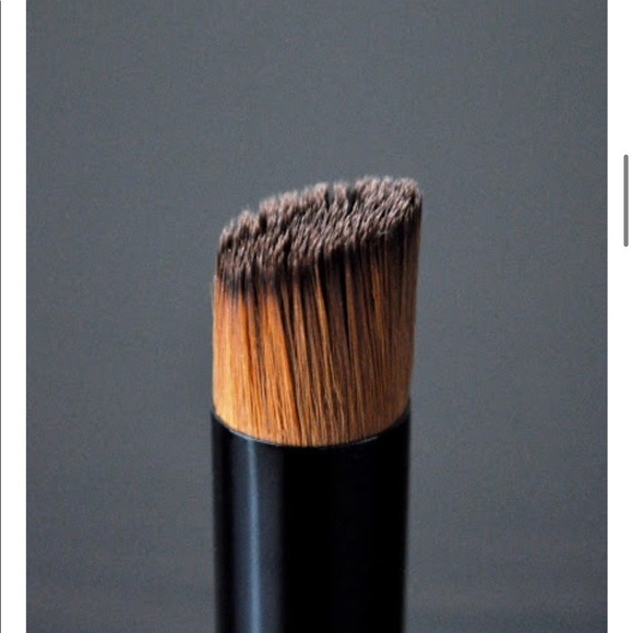 Chanel les Beiges brush . - Picture 2 of 3